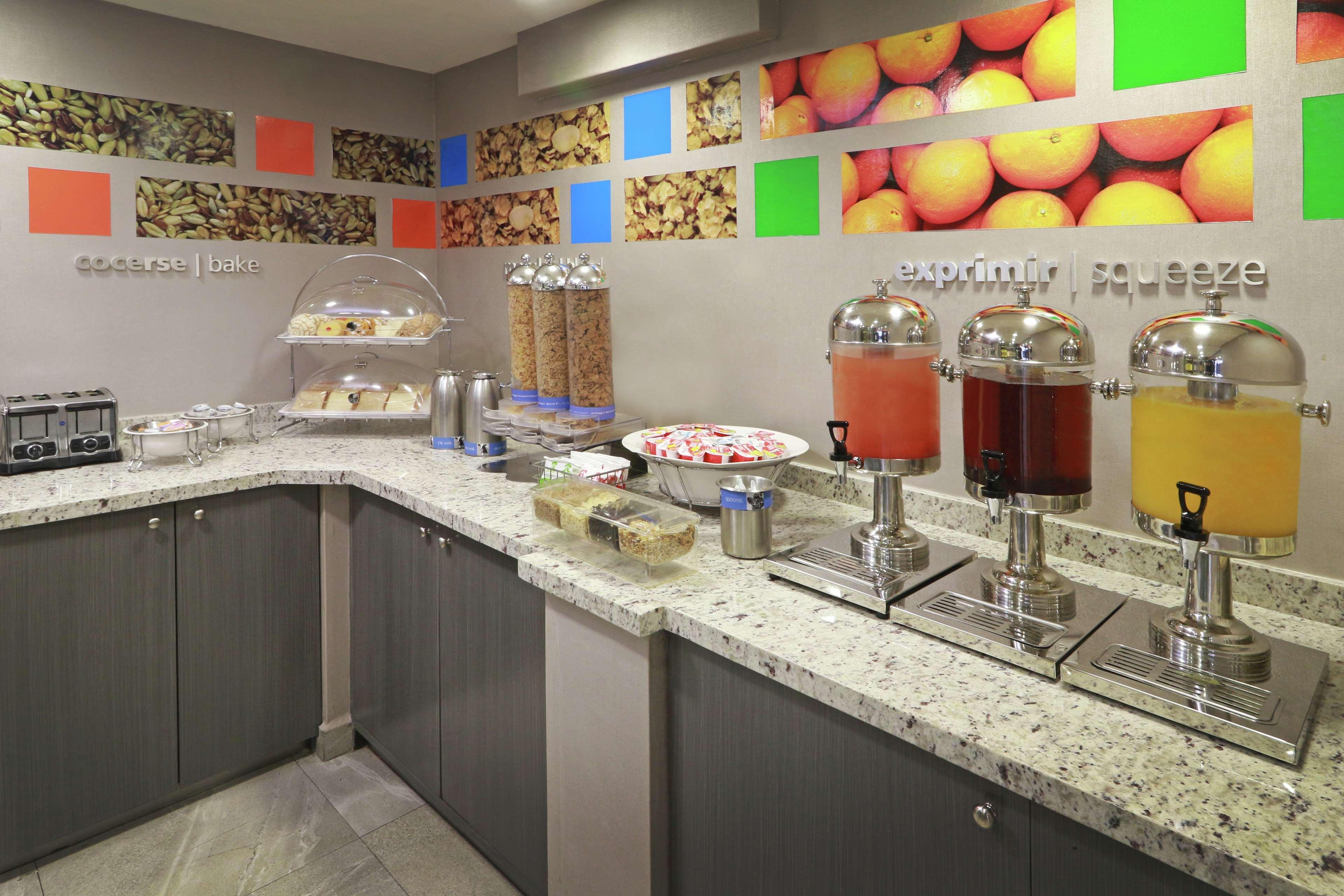 Hampton Inn Monterrey-Airport Apodaca Екстер'єр фото