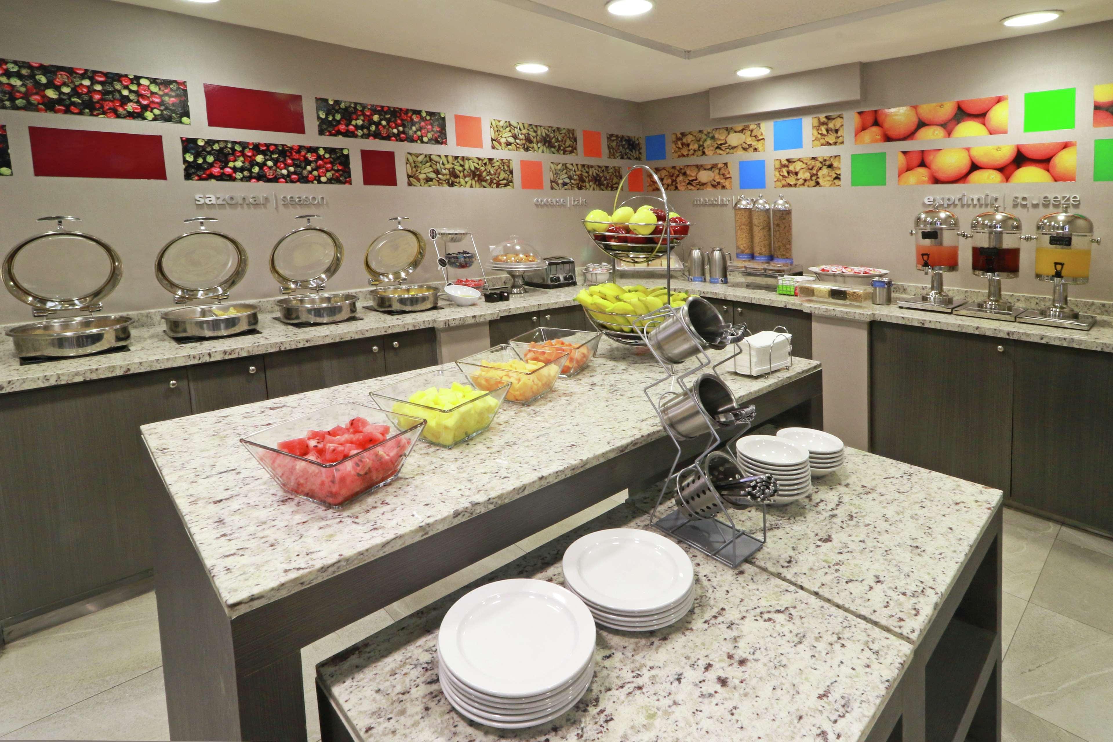 Hampton Inn Monterrey-Airport Apodaca Екстер'єр фото